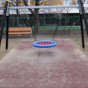 Kb. 1 méter átmérőjú, kerek kosár formájú, kék puha szegélyű kosárhinta.