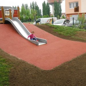 Kis dombocska, rajta csúzda, alatta öntött gumis ütéscsillapító burkolat