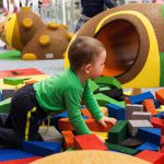 3D öntött gumi burkolatú játszótér egy plázában: csiga, sün, coca, színes téglák