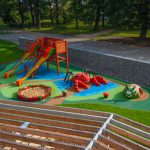 3D öntött gumi burkolatú játszótér Csehországban: csiga, pók, homokozó és színes burkolat