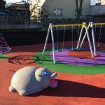 3D öntött gumi burkolatú játszótér Lengyelországban vizilóval és hintával